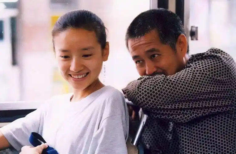 同年,她被大导演张艺谋看中,由幕后转到了台前,出演了电影《幸福时光