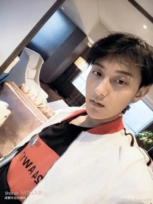 黄子韬也是男明星中的素颜佼佼者了,一点妆容都不带的情况下,皮肤状态