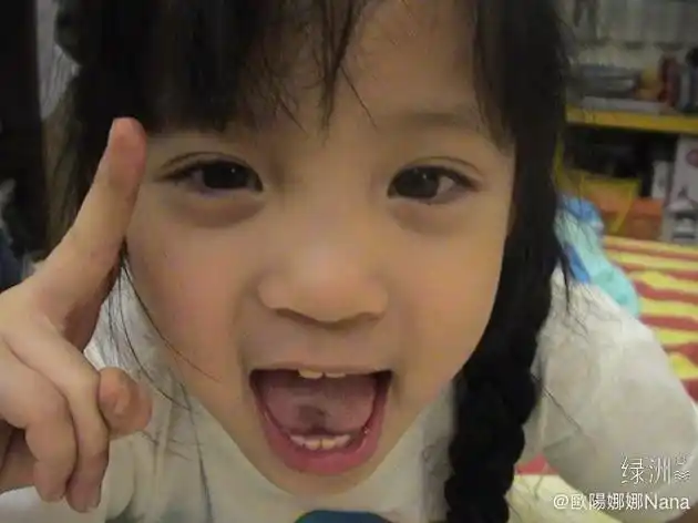 欧阳娜娜绿洲晒鬼马可爱童年照