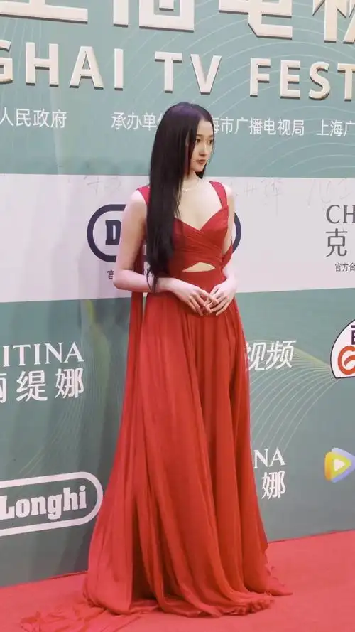 敲娱的最前线##白玉兰奖##关晓彤飘纱开衩红裙