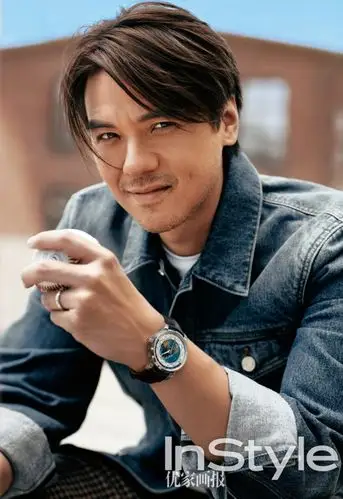 身穿牛仔夹克玩滑板 冯德伦大片尽显运动型男魅力