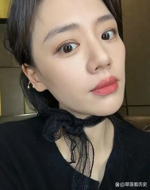 马思纯这眼睛贼大,瞪大个眼睛,像极了我高中的班主任,话说颜值这块没