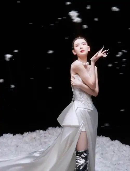 戚薇新中式舞台##戚薇满白繁花长裙