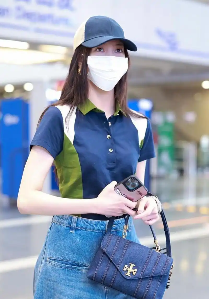 宋妍霏机场街拍,棒球帽搭polo衫 牛仔裤,时髦简约靓丽秀气