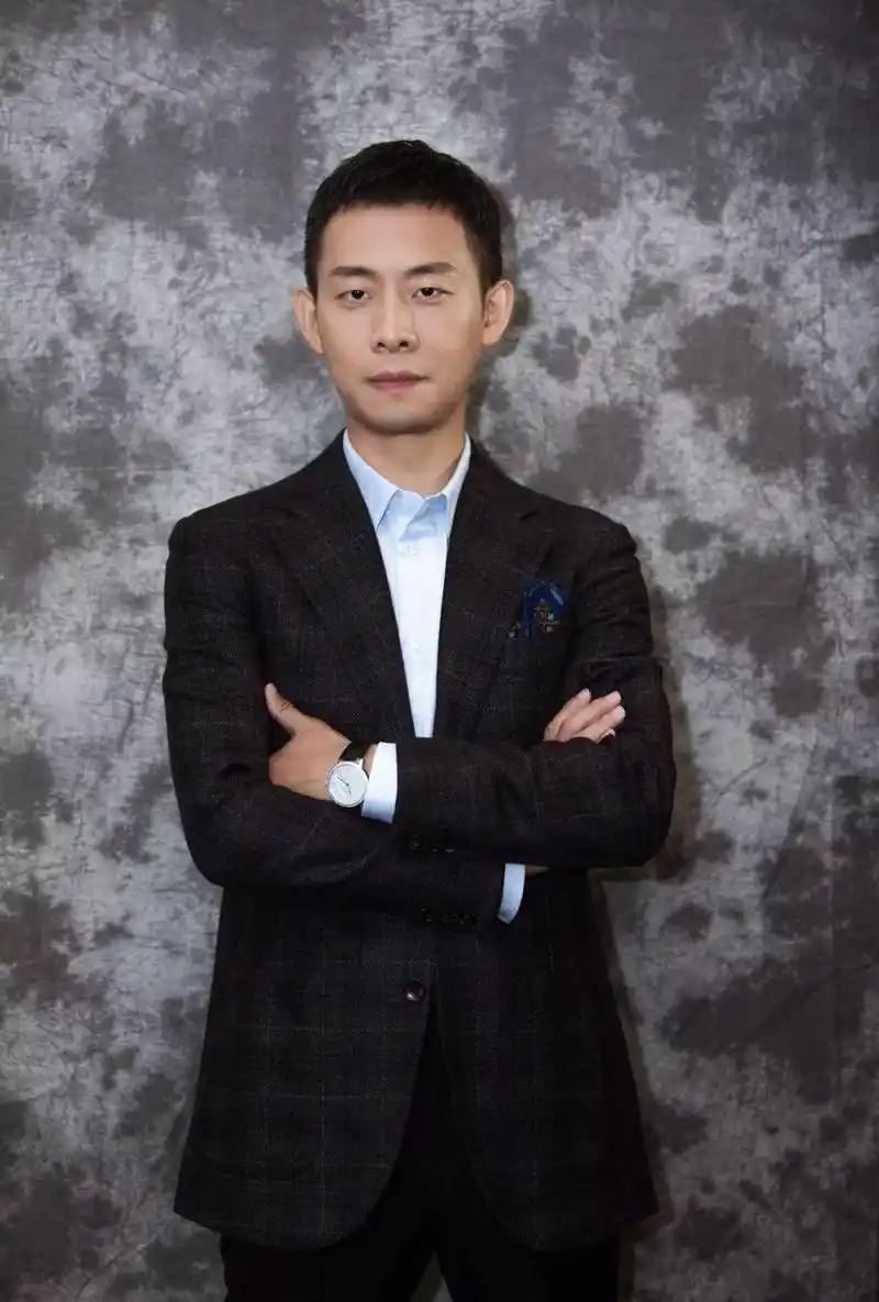 很快就低调地领了结婚证,婚后的张译总是非常谨慎,不跟任何女演员产生