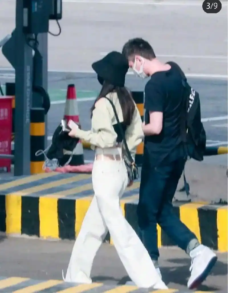 赵丽颖冯绍峰合体现身机场,赵丽颖一身露腰装,十分抢镜,衣品越来越好