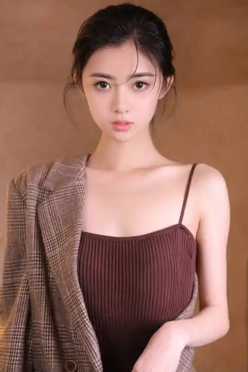 绝美少女!棕色吊带裙配格子西装,优雅惊艳全网!