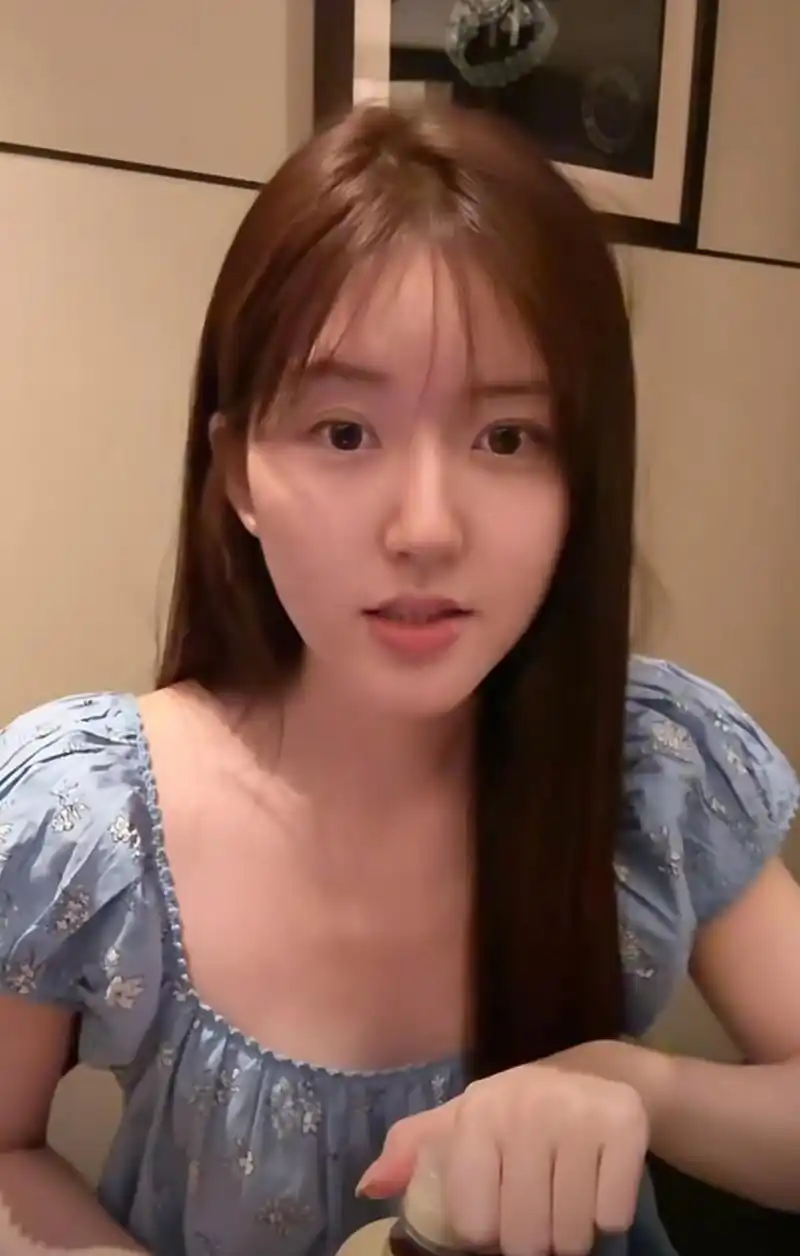 赵露思素颜露面了,她工作安排那么多,脸上却看不到一丝疲惫,还和以前