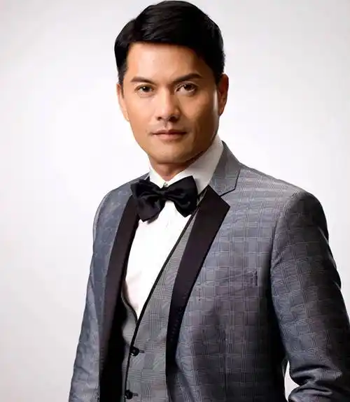 吕良伟和周润发合作过《上海滩》,当时的发哥看起来还很年轻,但是演技