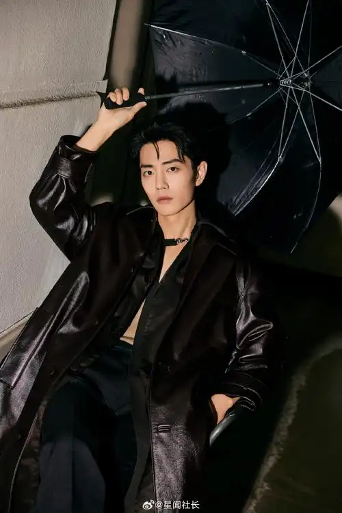 肖战第二套看秀造型