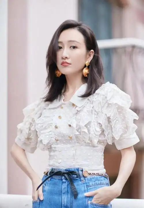 王鸥晒化妆照官宣复工 照片中的王鸥妆容精致,气质高雅,展现出她独特