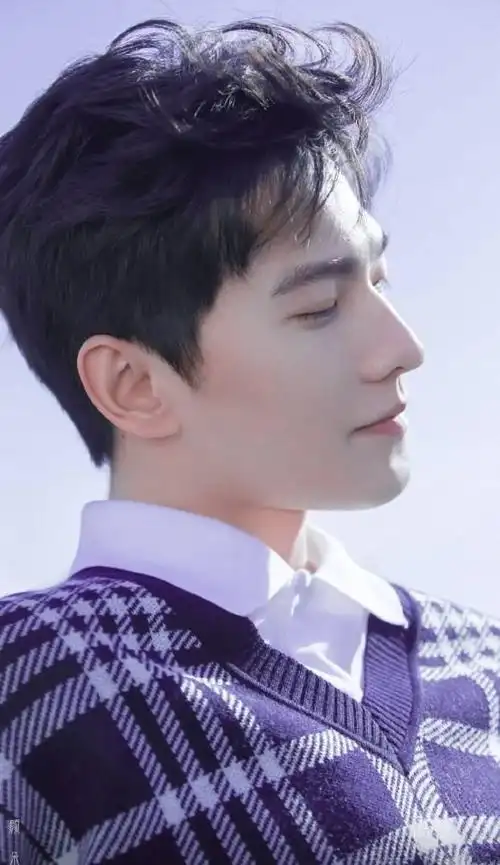 杨洋西装照的侧颜,一身正气与帅气的融合.我们相信未来的杨洋可期!