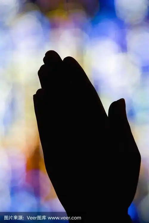 在教堂里祈祷的人们双手合十