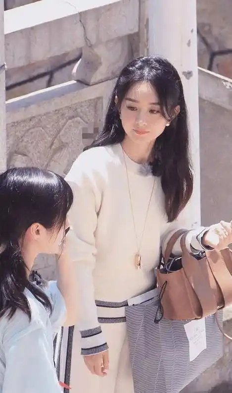 出镜《向往的生活》,一身休闲装亮相显得格外稚嫩,赵丽颖产后身材曲线