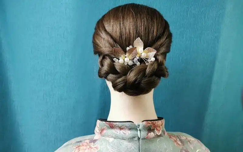 45岁至50岁这样盘发温婉优雅,搭配旗袍端庄优雅,黄金组合