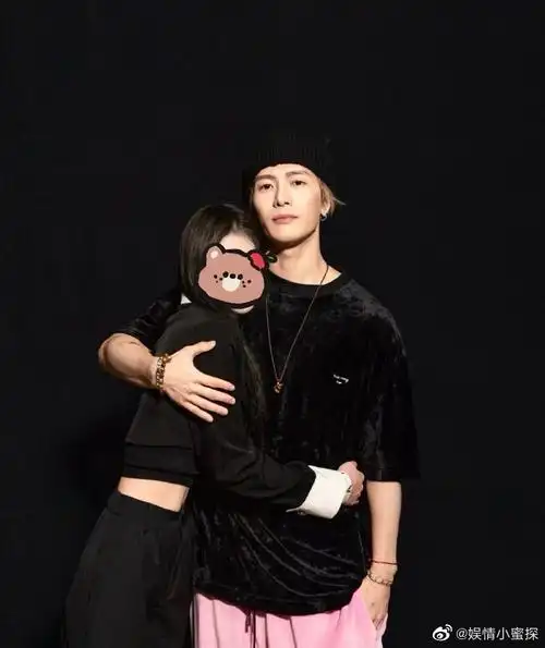 王嘉尔和粉丝十指相扣合照