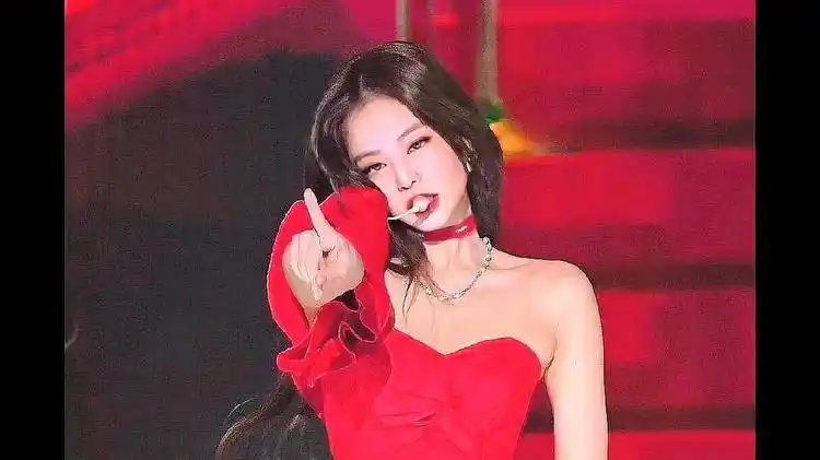 jisoo穿红衣也太好看了,不愧是门面担当