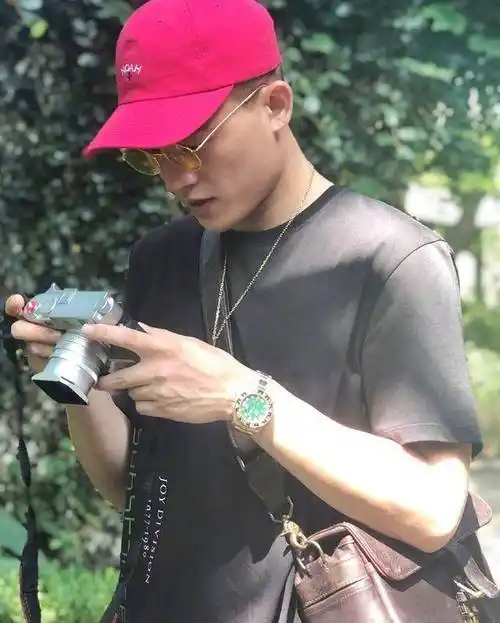 欧豪发九宫格自拍,硬汉直男风引群嘲,网友:长这样也能演主角?