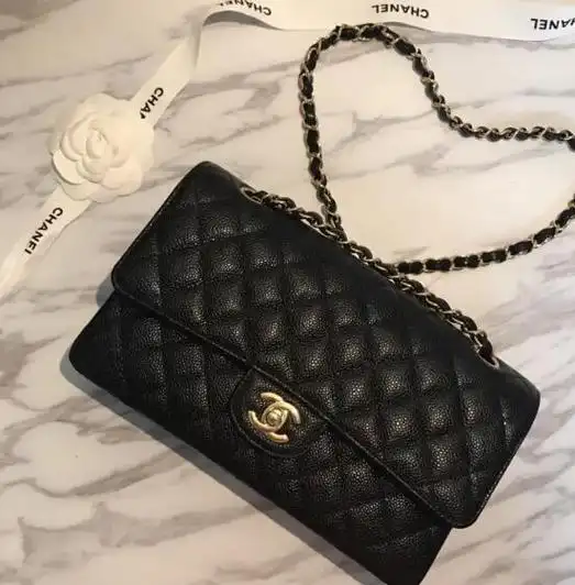 究竟也是作为香奈儿十分经典的样式,小编找到的仍是个限量版的黑金款