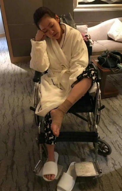 娱乐圈公认的脚臭女星,杨幂真是重口味,小s的脚臭味远胜关颖!