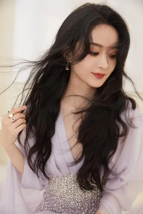 赵丽颖薄纱长裙好粉嫩 大波浪长发温柔优雅 - 海报新闻