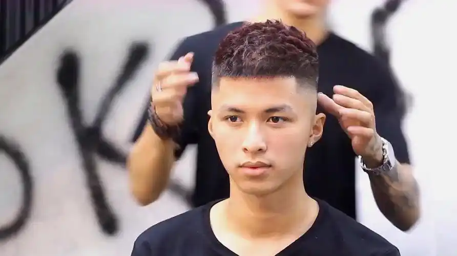 个性帅气,飞机头是潮男必备的帅气的发型之一  01:34  来源:好看视频