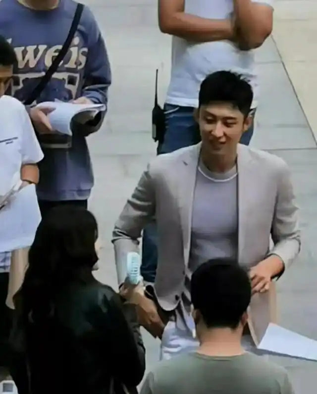 路透:热巴长靴好飒和身后黄景瑜不同肤色,优越得能把男生比下去