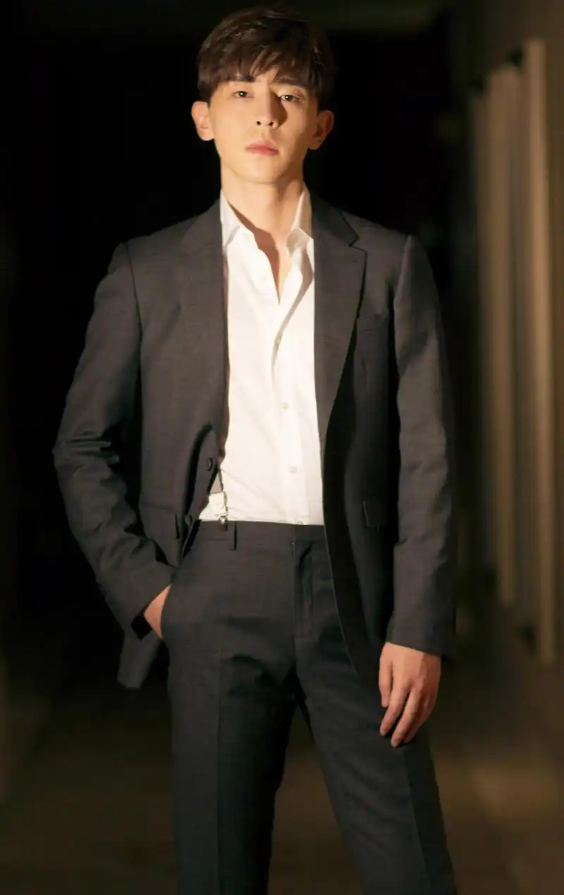 邓伦儒雅绅士西装写真图片