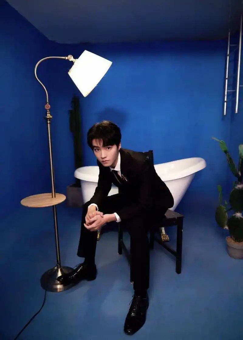 王俊凯的帅气时刻,黑色西装找到他的高冷感受.