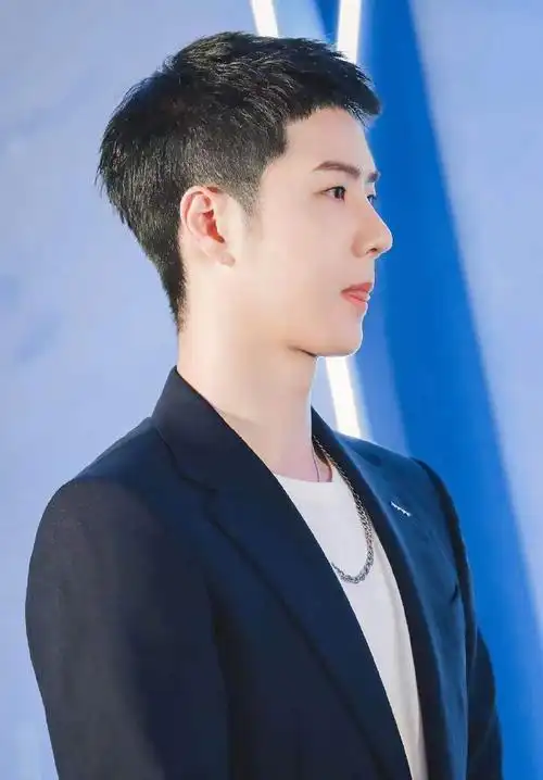 比精修图还要好看了,寸头的酷盖硬朗了许多@uniq-王一博