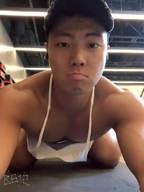 肌肉男侧乳装走红大胸肌腱子肌一览无遗够搔气