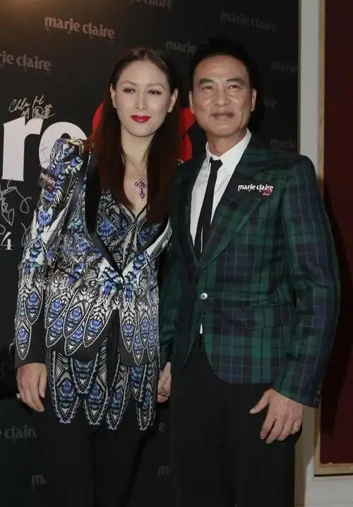 任达华妻子富贵大气,穿印花套装优雅干练,模特气质没咋变_网易订阅