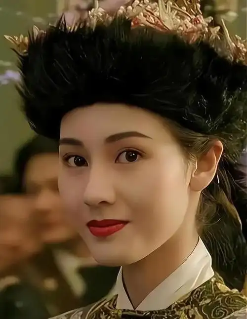 纵观娱乐圈,从80年代的港娱,到如今的内娱,在颜值上能与李嘉欣巅峰