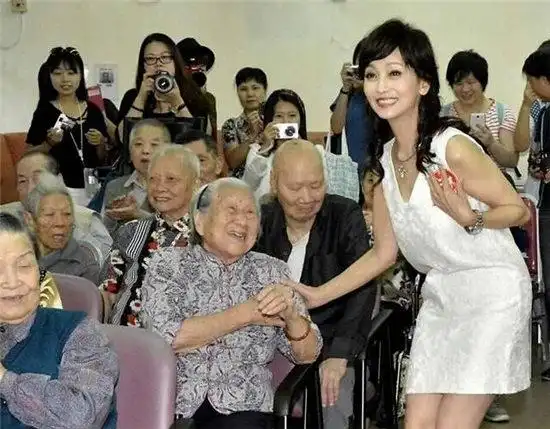 随后,网友将此事编成了一个小段子,常常被人提及以感慨赵雅芝的" 冻龄