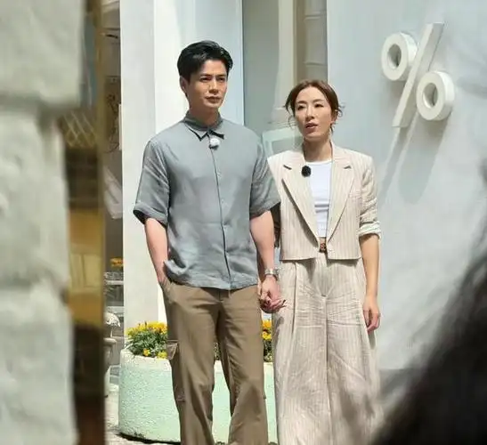罗仲谦杨怡手牵手现身街头拍综艺 夫妻俩当着众人面前嘴对嘴亲吻