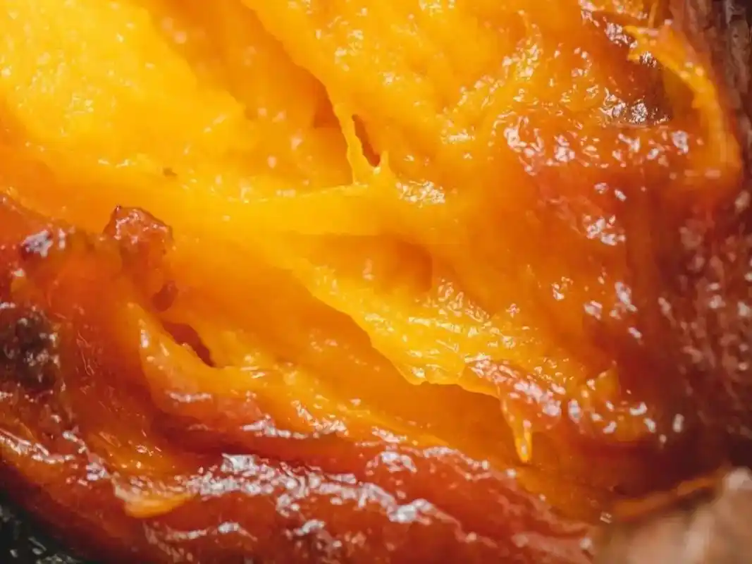 平民美食～红薯.#红薯 烤上了,皮黑了,冒油了,#甜滋滋 的 - 抖音