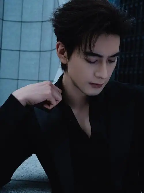 这位内娱正统周正的大帅哥,侧颜精致如画,那流畅的侧脸线条以及清晰无