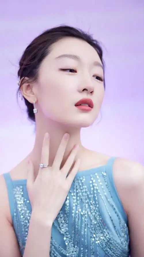 演员周冬雨,娇小玲珑,清纯可爱,演技出众,来看美照