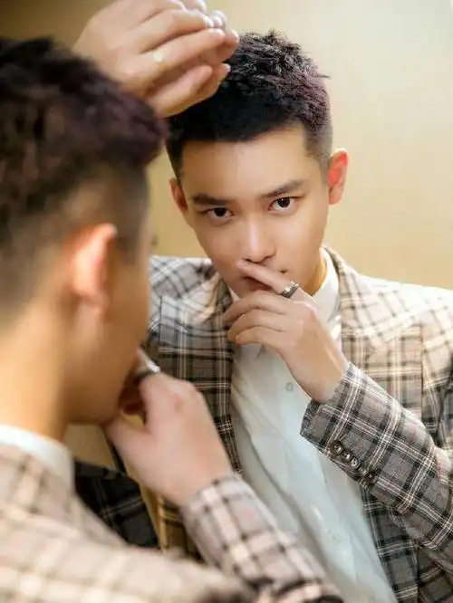 90后小鲜肉走红毯,熊梓淇剪寸头超man,吴磊却穿女装?