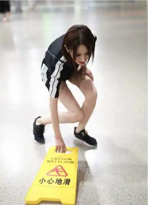 乍一看这短发还以为是郑爽呢!若是