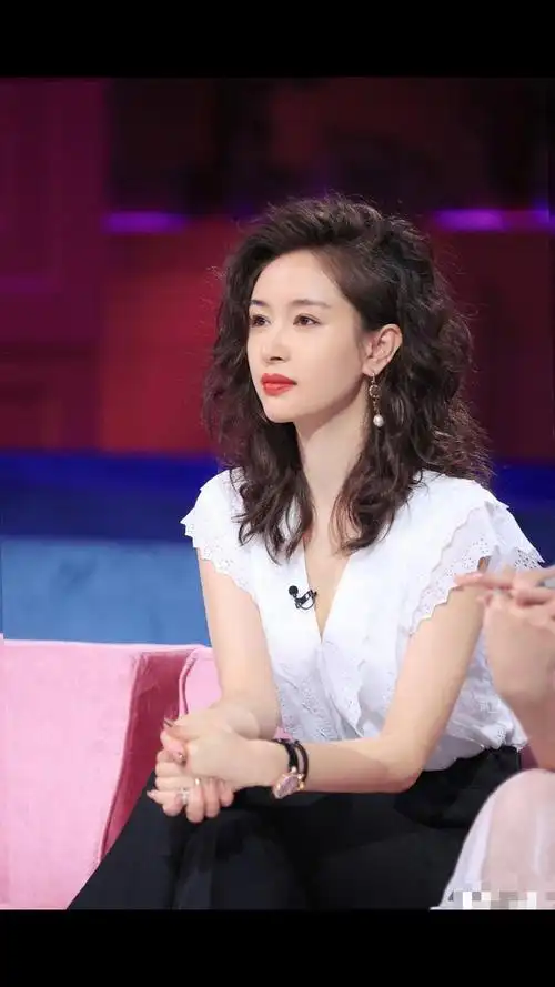 王子文王子文海藻卷发变身港风女郎肌肤白皙女人味十足