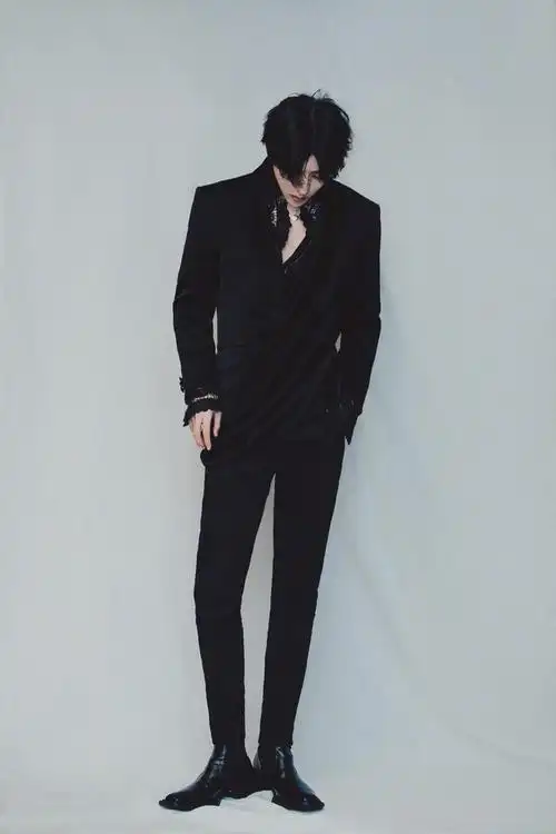 蔡徐坤今晚东方风云榜造型写真,黑色西装高贵帅气