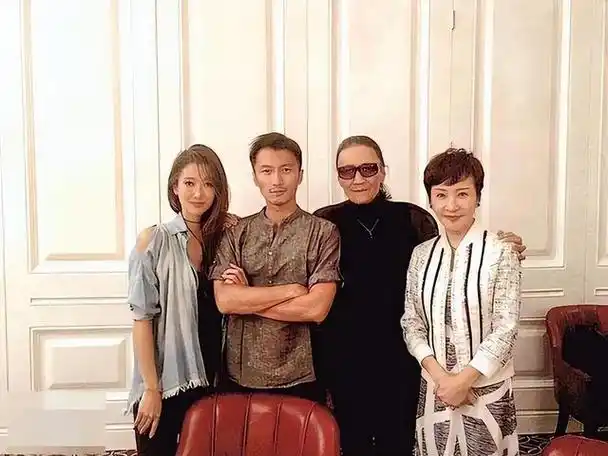 谢霆锋母亲狄波拉给丈夫庆生动作活泼似少女谢贤避嫌未到场