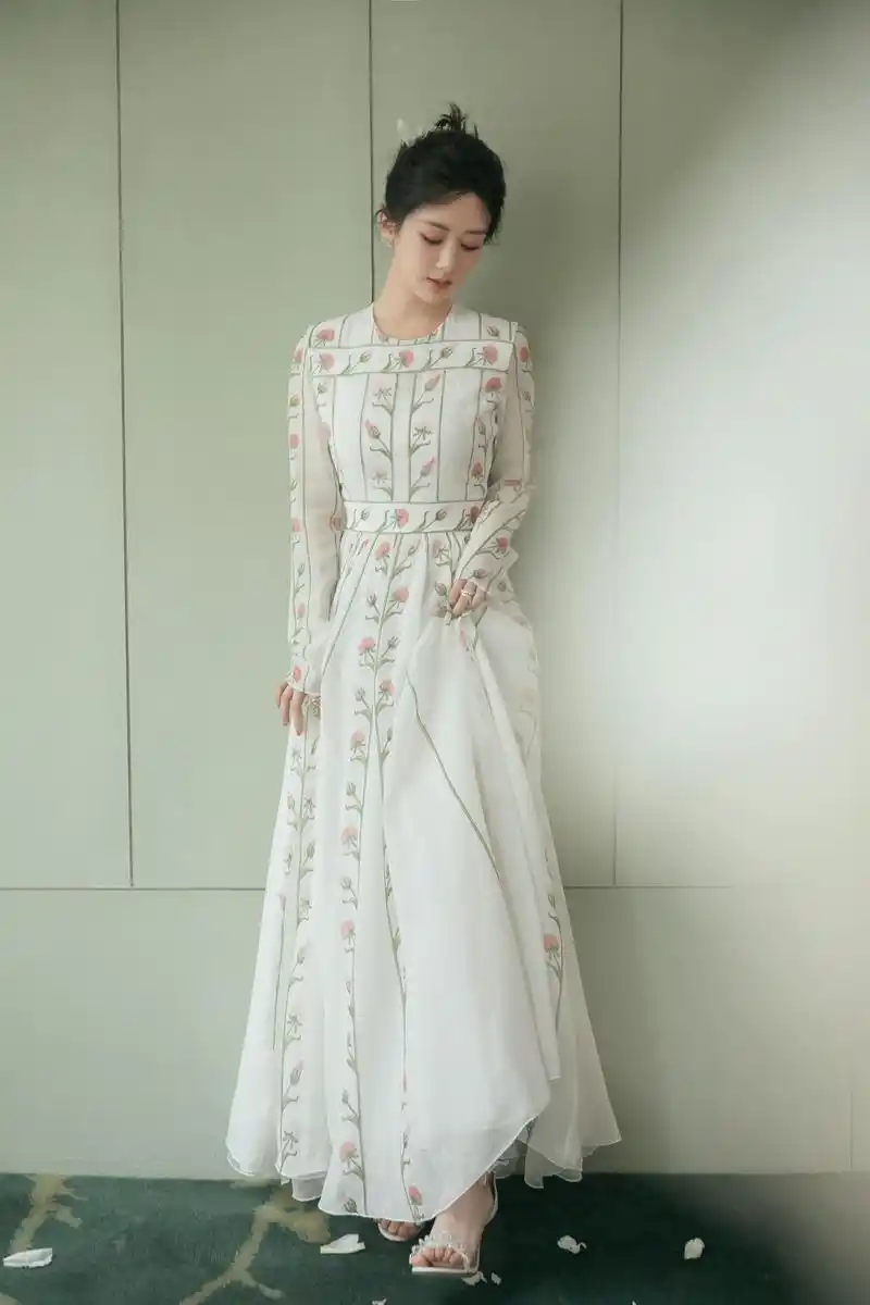 杨紫花朵连衣裙优雅时尚写真