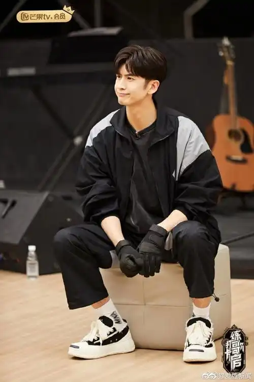 《披荆斩棘》衍生综艺里,张云龙为了抢到分贝值表演一口气炫一罐碳酸