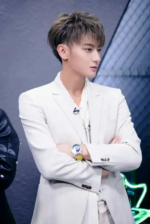 黄子韬白西装造型