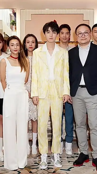 王俊凯合照站成人形立牌