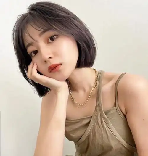 想剪短发的女生可以参考这款发型