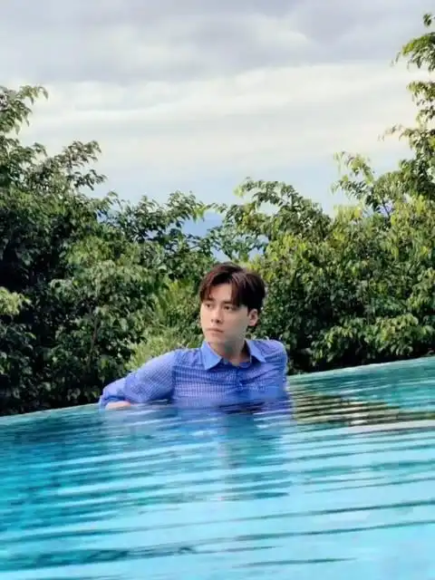 李易峰你这不是把我们当外人了吗 在泳池里穿这么多