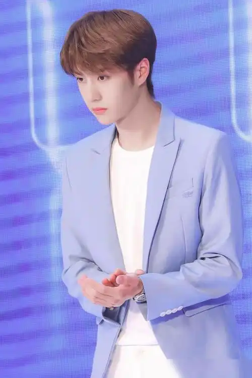 王一博蓝色西装出席活动前一秒帅气下一秒嘟嘴秒变表情包